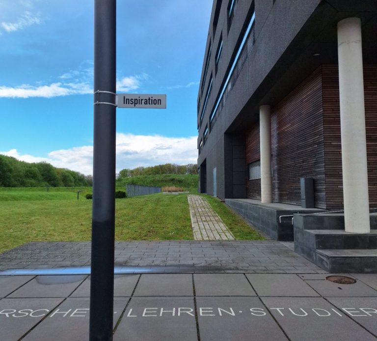 Foto des Straßenschilds Inspiration vor Hochschule Bielefeld Foto des Straßenschilds Inspiration vor Hochschule Bielefeld